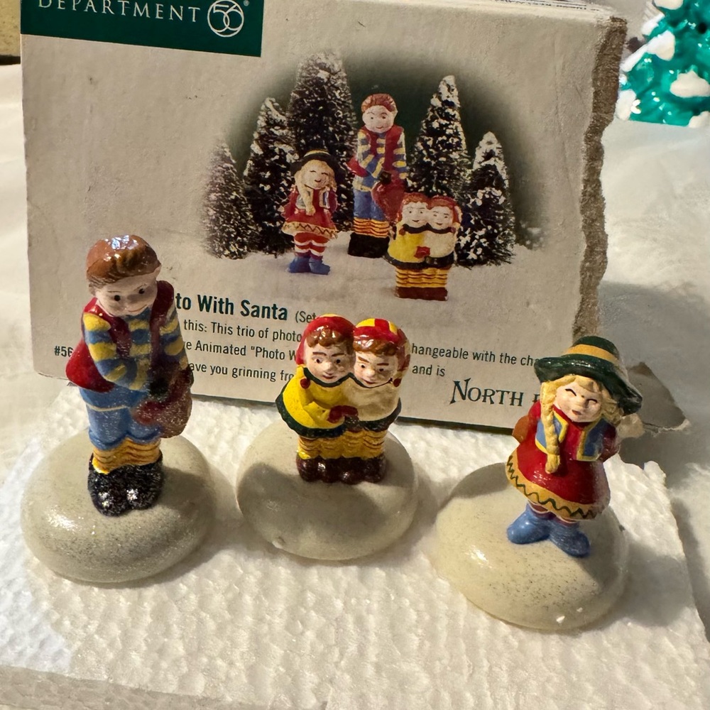 DEPT. 56
Photo with Santa
Box sleeve is ripped
Figurines in great condition